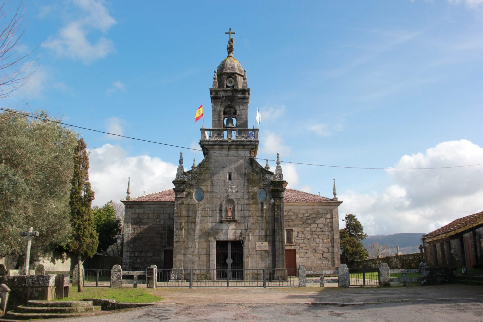 Iglesia de San Vicente de Mañufe
